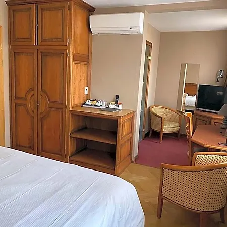 Hotel Logis Restaurant Au Cerf D'or 3*